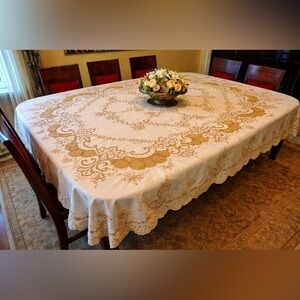 Vintage Banquet Size Table Cloth with crochet inlay! Gorgeous! CLEAN! 101”x88”